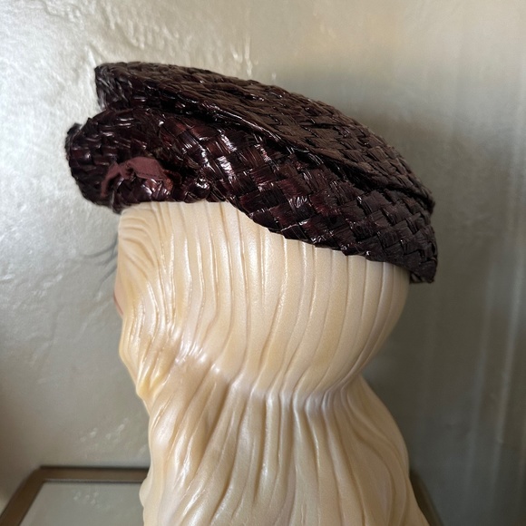 STUNNING 1940S' BROWN STRAW BERET WITH BLUE OSTRICH FEATHERS - Picture 3 of 12